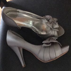 David’s Bridal silver bow high heel